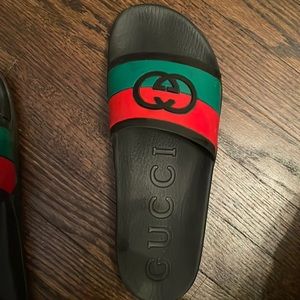 It’s a Gucci slippers size 10